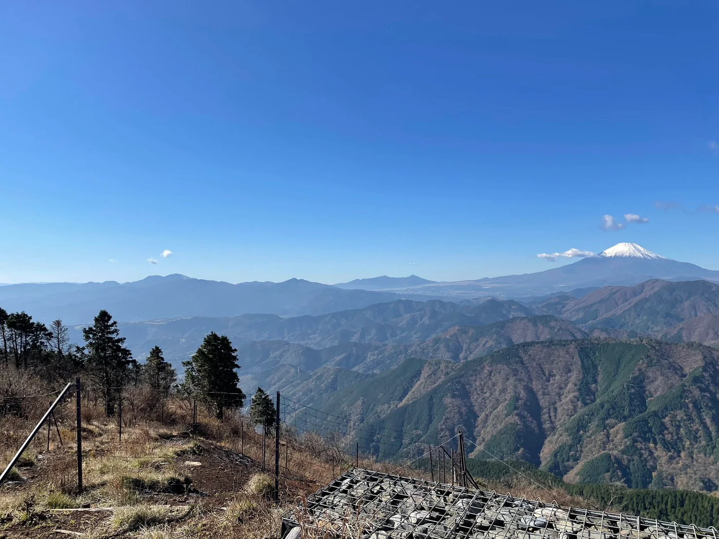 青空の下に連なる山々と富士山