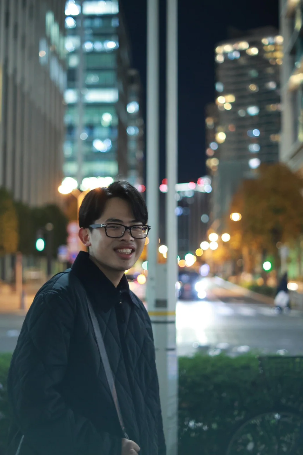 夜の都市を背景に立つYuto Matsui