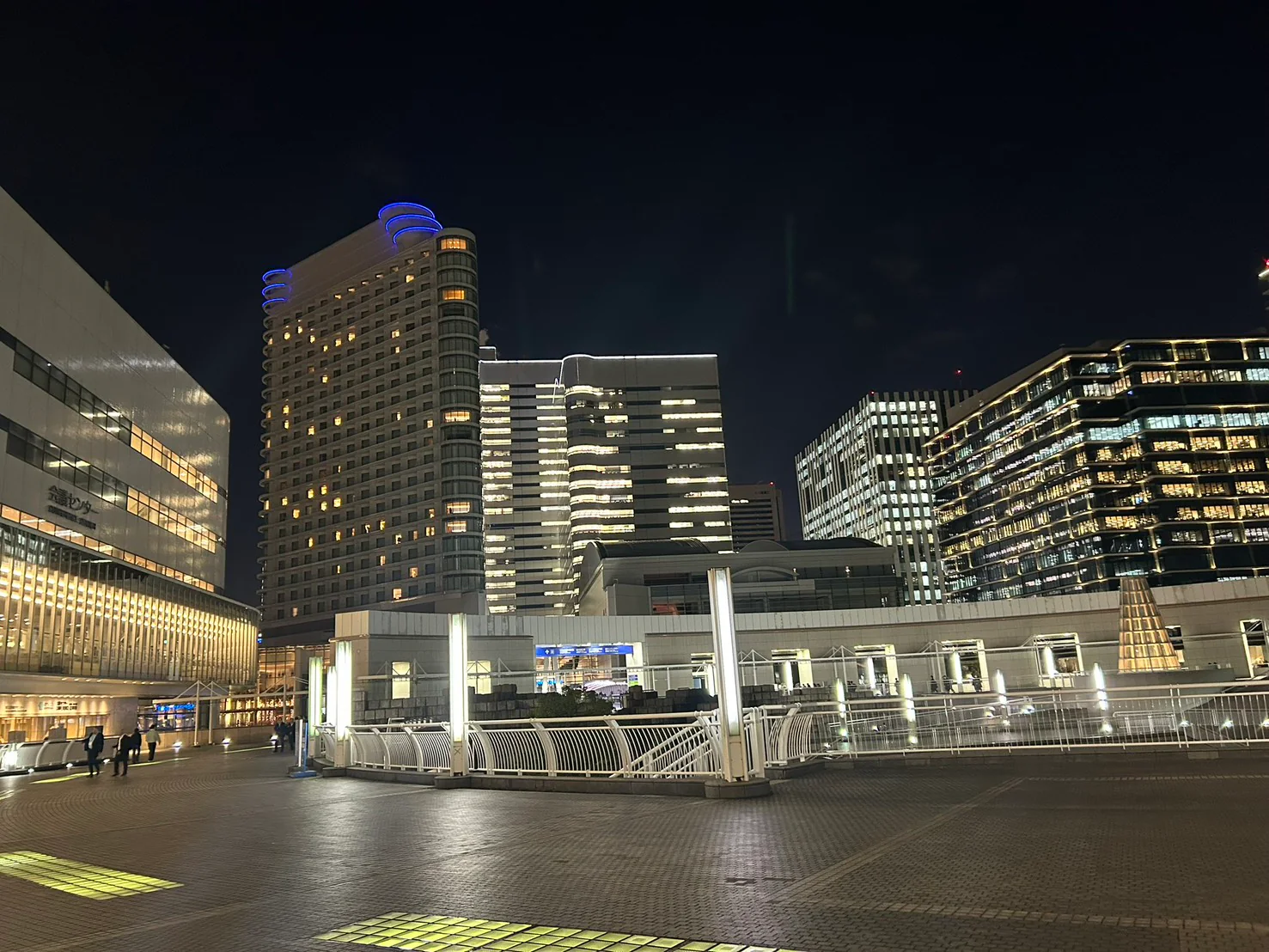 夜の横浜駅周辺に広がる都市建築
